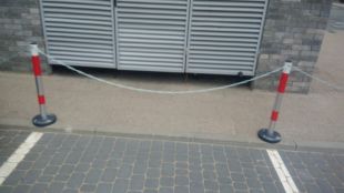 Słupek parkingowy blokujący U-12b | metalowy, 150(110) cm, do wkopania, łańcuchowy, 2 otwory (zalecane)